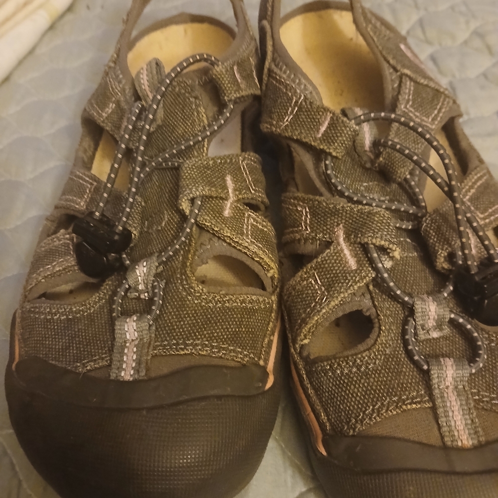 Keen Women's Sandals in Dark Grey And Pink Accents